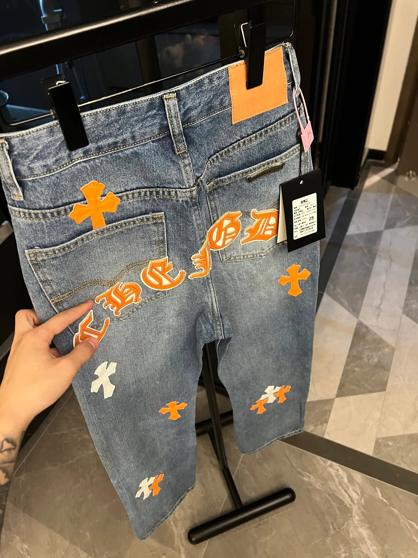 P260 [Next day] Chrome Hearts/Chrome Hearts 25FW CH Overseas Customized Limited Series Sanskrit Cross Patch Leather Jeans (Blue) Blue and Orange Color - Customized Limited Edition Fashion players, Chrome Hearts limited edition jeans are now available!  The unique color scheme is like the intertwining of vitality and romance of Hong Kong. The three-dimensional letters between the hips seem to tell the story of the city. The customized hardware, the three-dimensional and thick cross stamens, and the hand-cut leather washers make the details full of luxury.  Handcrafted and made of environmentally friendly materials, comfort and quality coexist. Owning it is not only an outfit, but also a status symbol. Globally limited edition, don’t miss it. Look for the exact version.  Size: 28 30 32 34 (corresponding to s-xl) Detailed size can be found in Figure 9
